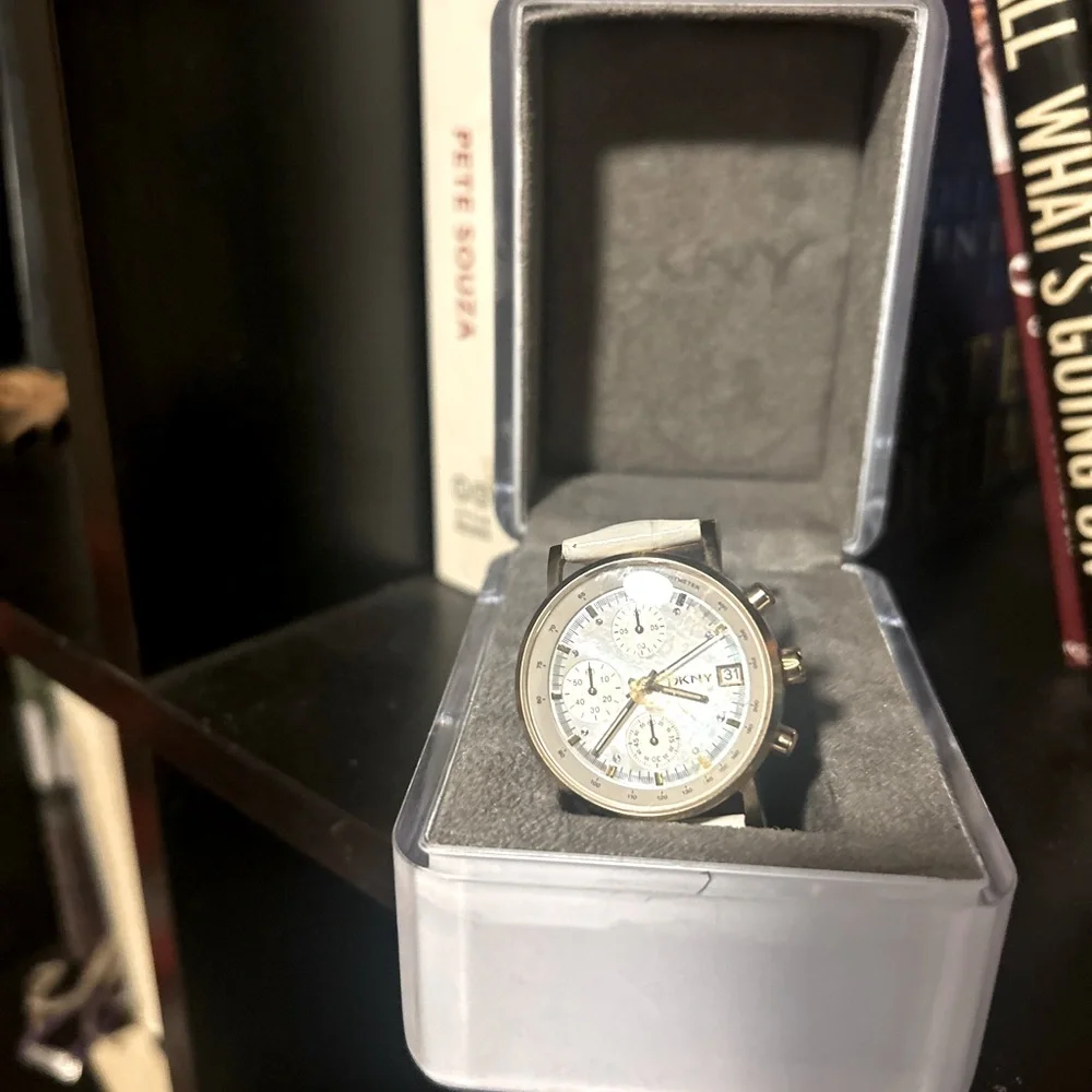 Woman’s  DKNY watch with white leather band - Picture 5 of 6